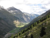 hluboké údolí vedoucí do Zermattu
