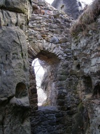 hradní okno nad hradní studnou