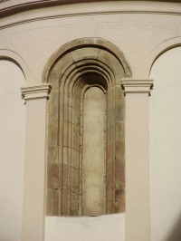románské okno kostela na druhém nádvoří
