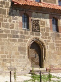 detail gotického portálu a znaku nad ním