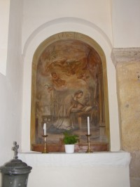 severní apsida modlící se sv. Jan Nepomucký vpředu křtitelnice