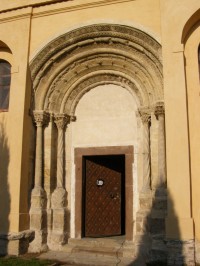 Záboří nad Labem - kostel sv. Prokopa, vstupní portál