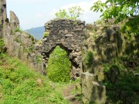 vstupní brána do hradu Ostrý