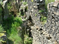 část zdi s bránou hradu Ostrý
