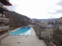 Venkovní vyhřívaný bazén u hotelu Thermal v Karlových Varech