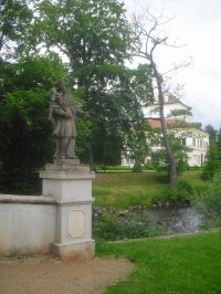 Socha sv. Jana Nepomuckého v Zámeckém parku v Ostrově u Karlových Varů