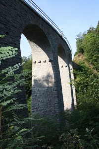 Železniční viadukt v Žampachu (Jílové u Prahy) – nejvyšší kamenný most postavený na místních drahách