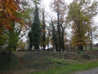 Obec Osek – krásný park, židovský hřbitov a zřícenina letohrádku