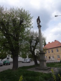Morový sloup a socha sv. Jana Nepomuckého na náměstí v Přelouči