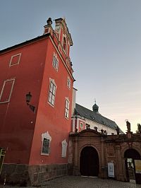 Obrázky z Broumovska a Jan Nepomucký v Broumově u kláštera na balustrádě