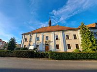 Kyjov a Jan z Pomuka před Základní uměleckou školou