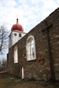 Romanticky upravená ruina kostela sv. Jana Křtitele v obci Vysoká nedaleko Lázní Kynžvart