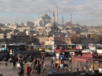 vpředu Rustem Pasha Mosque, vzadu Suleymaniye Mosque