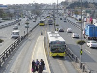 pruh pro autobusy u stanice metra Zeytinburnu