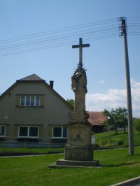 kříž s Pietou v Polici