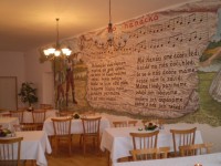 malovaná společenská místnost na OÚ v Moravičanech