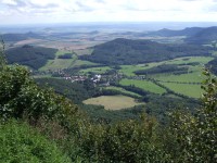Pohled z Milešovky - Milešov, Milešovský Kloc, vpravo Lipská hora