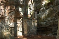 Lurdská jeskyně - oltář