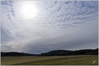 16-Nad Dolní Dobroučí, blíží se změna počasí a obloha předvádí krásné mráčky