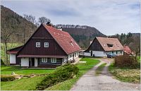 55-Chalupy v Horním Dřevíči. V té trochu zapadlé úplně vpravo se dvěma komíny jsem trávil školní prázdniny.
