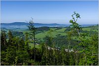 7-Bukovohorská hornatina z modře značené cesty. Dole v údolí Dolní Morava.