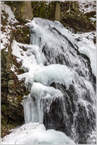 V zimě se vodopád částečně přeměňuje na ledopád.
