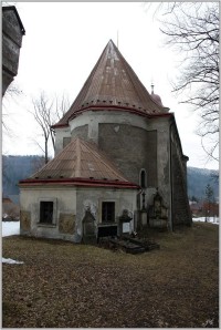 Stárkov, kostel zezadu