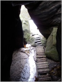 10-Kovářova rokle, vstup do jeskyně Kovárna od její zadní stěny
