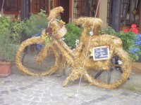 Bicykel zo slamy láka turistov na posedenie v pivárni