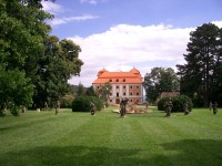 arboretum ve Valeči - pohled na zámek z parku
