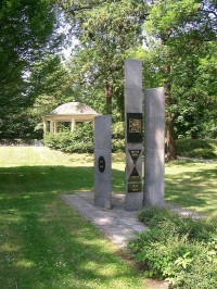 pomník 1 a 2 sv.války, obětem totalit, vzadu hudební altán