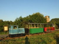 Lokomotiva BN30 R s osobními vozy, v pozadí těžní věž dolu Jindřich II.