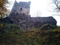Čtverhranná věž při vstupu do hradního areálu
