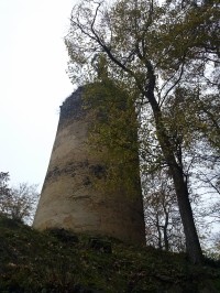 Kulatá věž je vidět jediná z hradu od kláštera