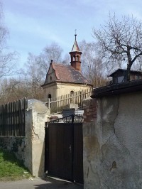 35.Kaplička sv. Antoníčka s litinovým zvonem ve věži v Želénkách
