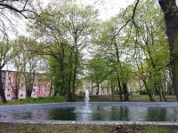 65.Jezírko s fontánkou v zámeckém parku...