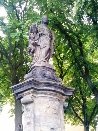 8.Poškozená socha sv. Jana z Nepomuku 