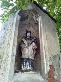 23.Soška sv. Jana z Nepomuku v nárožní výklenkové kapličce ve hřbitovní zdi