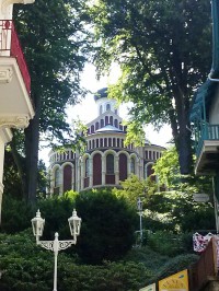 Vykukuje Pravoslavnný kostel z Ruské ulice nad Hlavní třídou