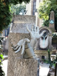 Detail rukou na hrobě Vlasty Buriána
