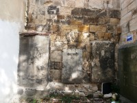 Náhrobní kameny na zdi kostela zvenku