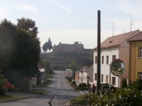 Pohled na zříceninu zámku Lobkowiczů od kostela