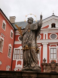 28.Jedna z mnoha soch v areálu zámku..sv. Jan Nepomucký