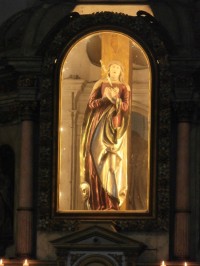 Osvícená socha Panny Marie Bolestné na oltáři