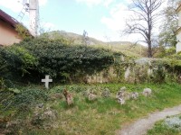 Miniaturní starý hřbitůvek u kostela