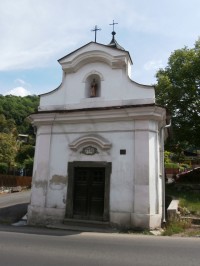 Kaple sv. Anny Samotřetí v Brné z r. 1756 na návsi..