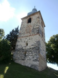 Barokní zvonice s cibulovitou bání..
