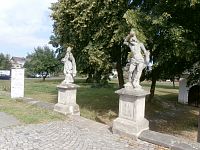 2.Sochy sv. Fabiána a sv. Šebestiána před bývalou vstupní branou na hřbitov