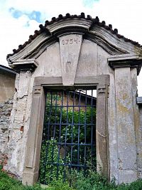 Brána ke hřbitovu z r. 1754