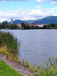 Rybník Barbora s pozadím Krušných hor a evangelického kostela